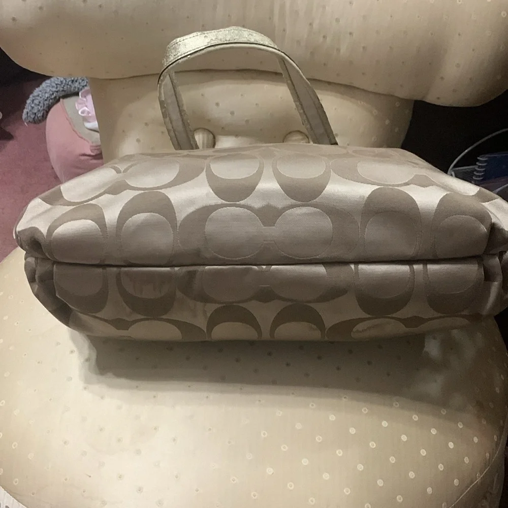 CoachTote Bag gold
Signature metallic gold - Picture 5 of 11